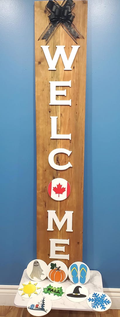 Vertical welcome sign with Canadian flag